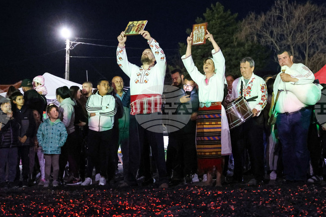 Сливенският митрополит Арсений забрани предоставянето на църковни икони за нестинарските игри