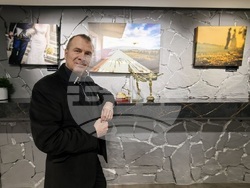 Симеон Владов представя поетично-музикален спектакъл „Пясъчен часовник“, снимка – организатори