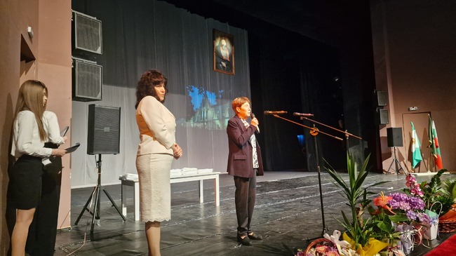 Профилираната гимназия с преподаване на чужди езици в Разград получи юбилеен златен медал от Синдиката на българските учители