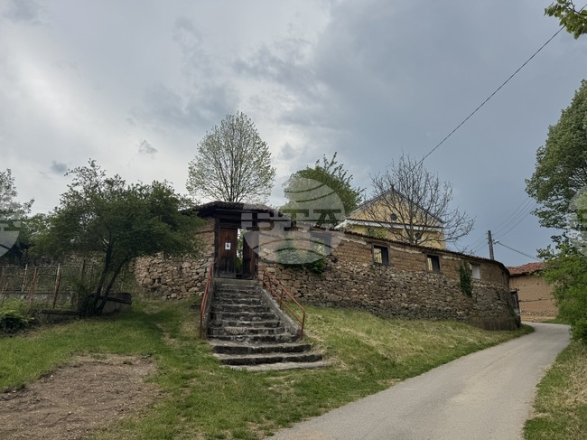 Продължават ремонтните дейности в храм "Св. Георги Победоносец" в казанлъшкото село Средногорово