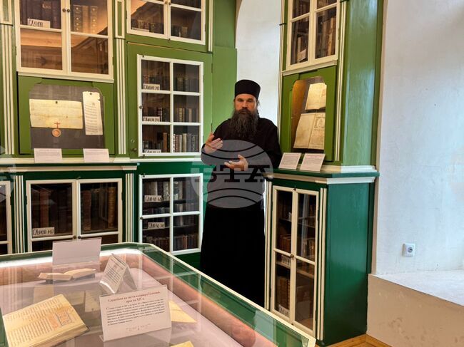 Българската делегация в Атон посети библиотеката в Зографския манастир 