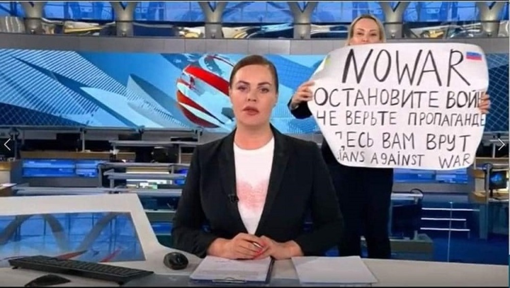 Протестираща се появи в ефира на руска телевизия с плакат, осъждащ войната в Украйна