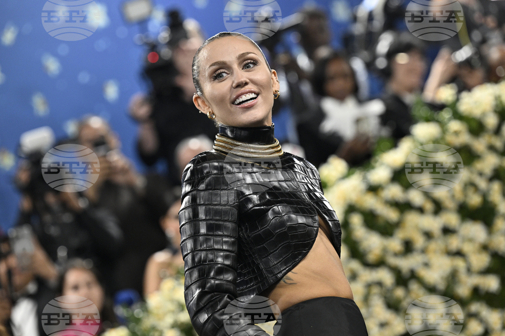 Рядко заболяване засяга гласните струни на Майли Сайръс, но тя отказва операция