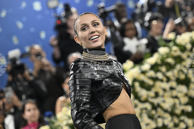 Рядко заболяване засяга гласните струни на Майли Сайръс, но тя отказва операция