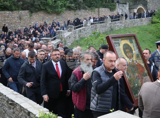 Започна литийното шествие с чудотворната икона на свети Георги за празника на Зографския манастир 