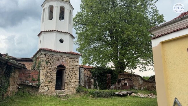 Продължават ремонтните дейности в храм "Св. Георги Победоносец" в казанлъшкото село Средногорово