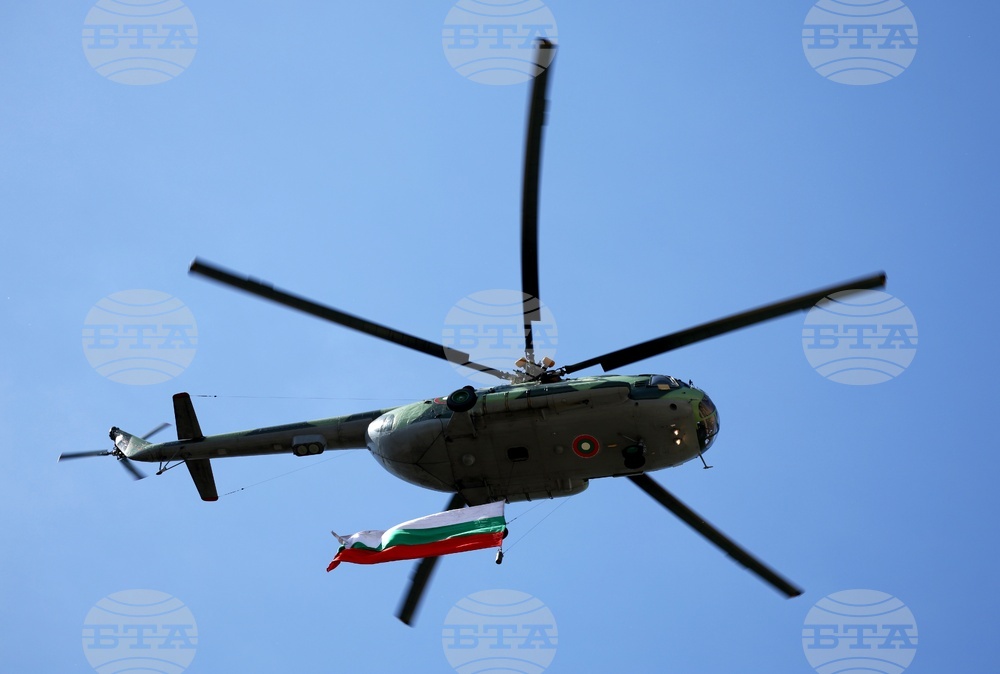 Air Force Mi-17 Helicopter Participates in Extinguishing Fire in Rila