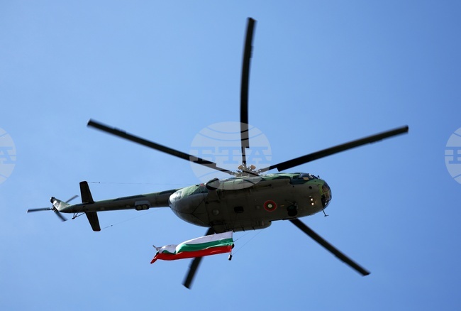 Air Force Mi-17 Helicopter Participates in Extinguishing Fire in Rila