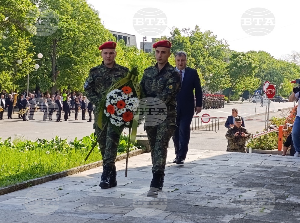 Община Шумен: В Деня на Българската армия кметът поднесе венец пред паметната плоча на „Спасителите на шуменските бойни знамена“