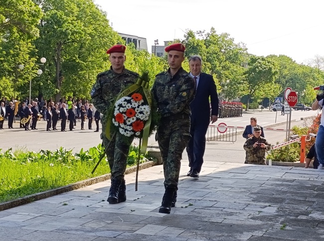 Община Шумен: В Деня на Българската армия кметът поднесе венец пред паметната плоча на „Спасителите на шуменските бойни знамена“