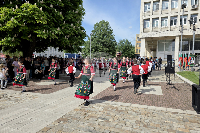 Оркестърът и хорът към Национален фолклорен ансамбъл Филип Кутев гостува в Мездра 