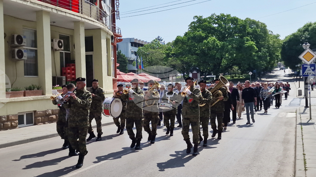 С общоградско шествие и поднасяне на цветя в Свищов отбелязаха 6 май