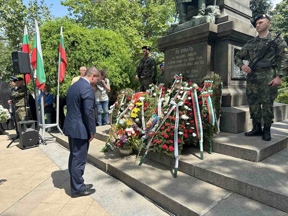 С тържествена церемония и благодарствен молебен бе отбелязан Празникът на Русе