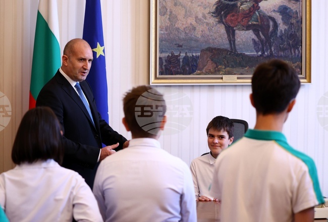 Президентът Румен Радев прие в кабинета си първите гости в Деня на отворени врати на президентската институция - деца от столично училище