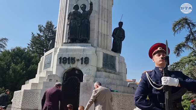 Цветя в знак на признателност поднесоха великотърновци пред паметниците на героите от войните