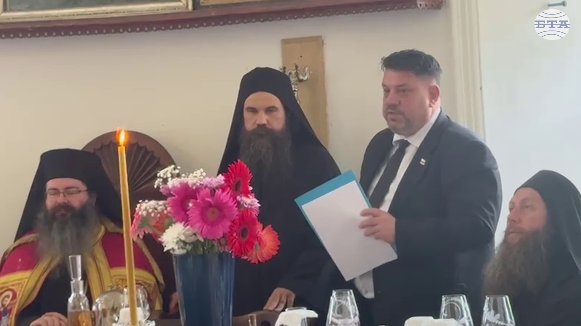 Вицепремиерът Атанас Зафиров подари на новоизбрания игумен Гавриил от името на България архимандритски кръст