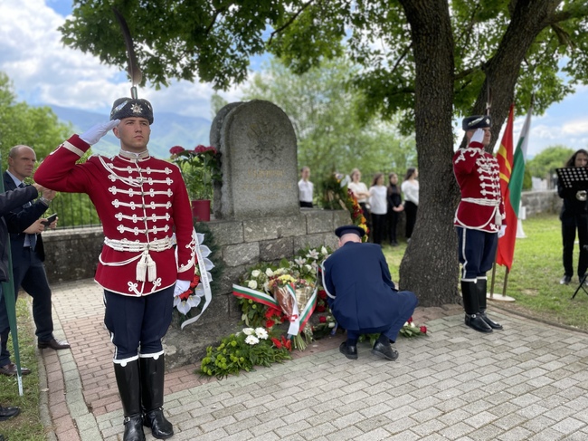 Фондация Българска Памет: Над 500 българи и македонци отбелязаха Гергьовден на военния мемориал в Ново село, Македония