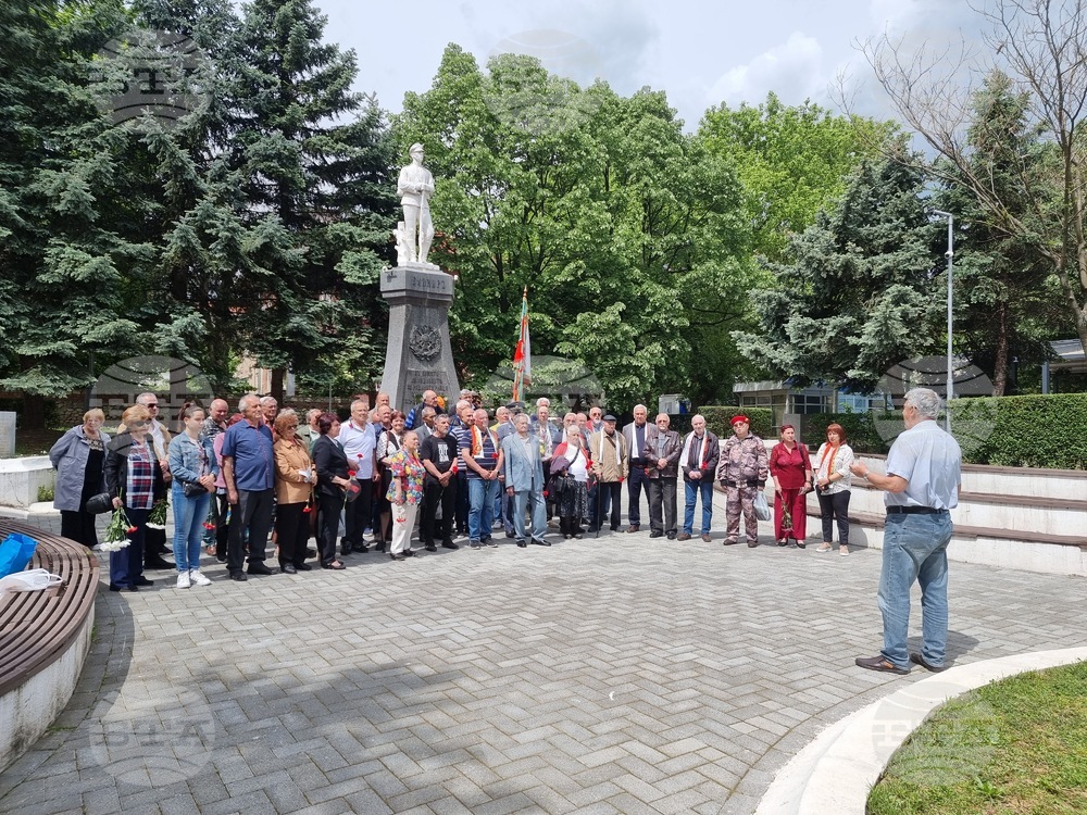 С поднасяне на венци и цветя, патриотично слово и войнишка боб чорба беше отбелязан празникът на Българската армия в Кюстендил