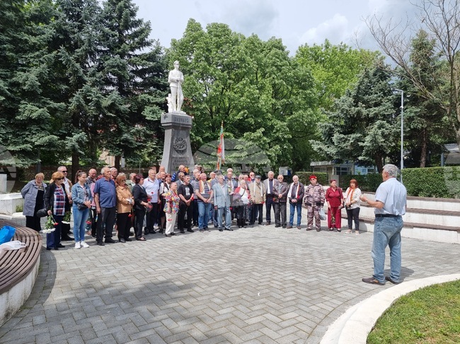 С поднасяне на венци и цветя, патриотично слово и войнишка боб чорба беше отбелязан празникът на Българската армия в Кюстендил