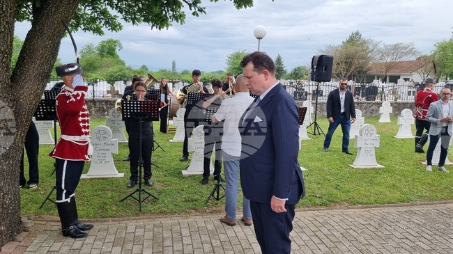 Героите, загинали тук, са най-добрият пример за саможертва и себеотрицание, каза на българското военно гробище в Ново село посланик Желязко Радуков