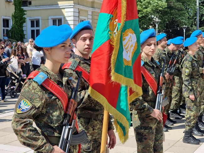 С тържествен военен парад и литийно шествие Ямбол отбеляза Деня на храбростта и празника на Българската армия