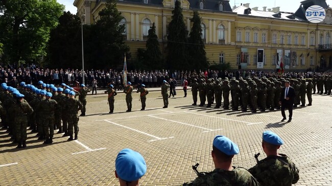 Аз вярвам, че ще отхвърлите всеки опит за разкол и унижение, каза президентът Румен Радев на военнослужещите по случай празника на Българската армия