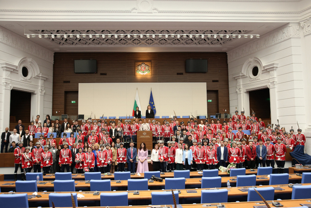 Over 160 Members of Youth Guard Units Visit Bulgarian Parliament