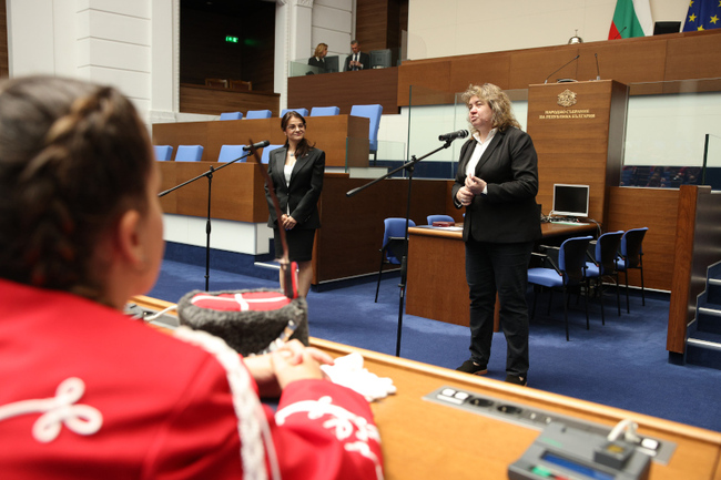 Повече от 160 младежи от гвардейски отряди бяха гости на Народното събрание и разговаряха с председателя на парламента Наталия Киселова