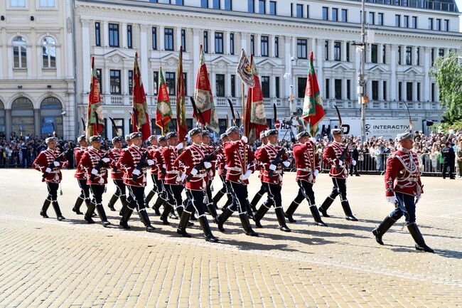 Министърът на отбраната Атанас Запрянов: Посрещаме празника на Българската армия с оптимизъм