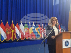 Косово - Илияна Йотова - КФОР - база „Филм Сити“ - посещение