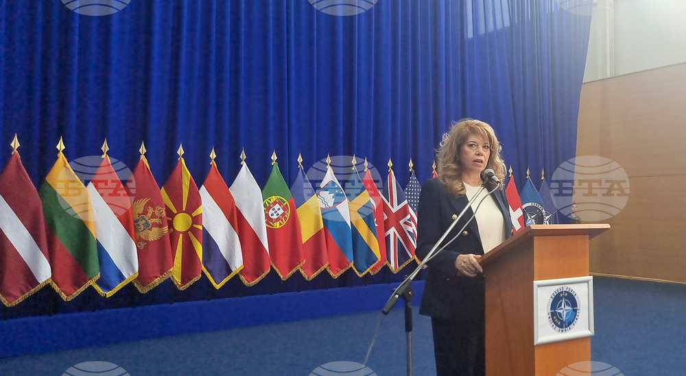 Косово - Илияна Йотова - КФОР - база „Филм Сити“ - посещение