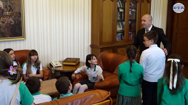 Президентът Румен Радев прие в кабинета си първите гости в Деня на отворени врати на президентската институция - деца от столично училище