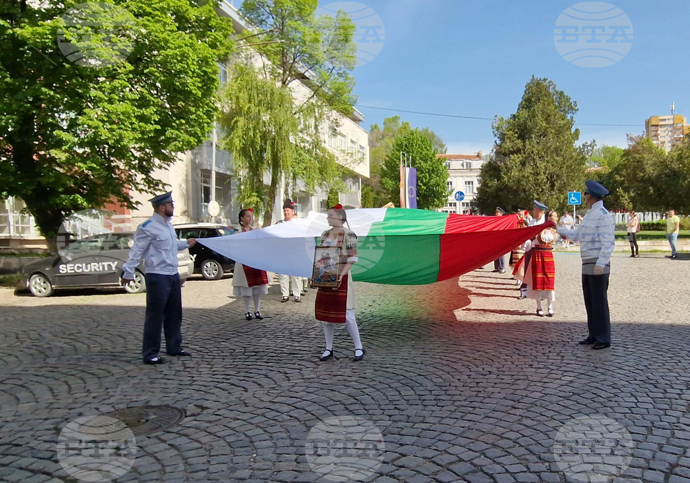 Шествие на българския дух и 30-метров трибагреник премина през град Радомир