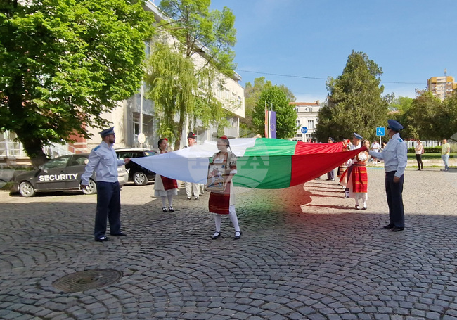Шествие на българския дух и 30-метров трибагреник премина през град Радомир 