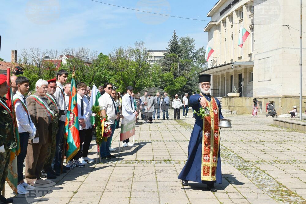 С водосвет, тържествени слова, прочувствени стихове и цветя Разград отбеляза Деня на храбростта и празник на Българската армия