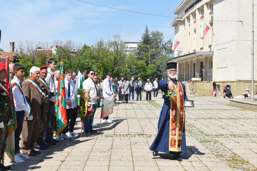 С водосвет, тържествени слова, прочувствени стихове и цветя Разград отбеляза Деня на храбростта и празник на Българската армия