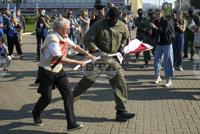 Беларуските власти атакуваха десетки опозиционери с обиски и арести, съобщиха адвокати 