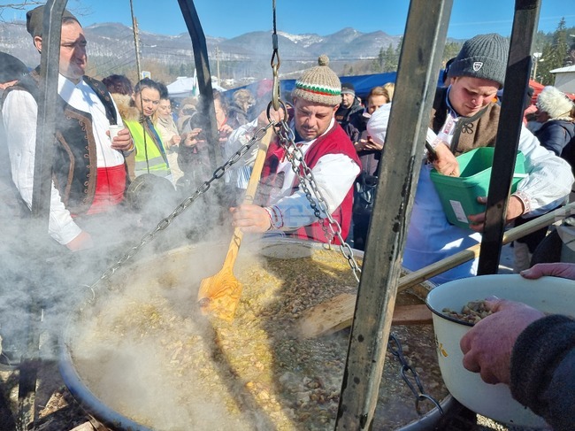 Априлци - Празник на сланината и греяната ракия