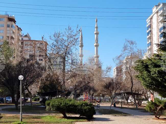 „Гостоприемството“ на Турция спрямо сирийските бежанци продължава вече 14 години, пише в. „Сьозджу“