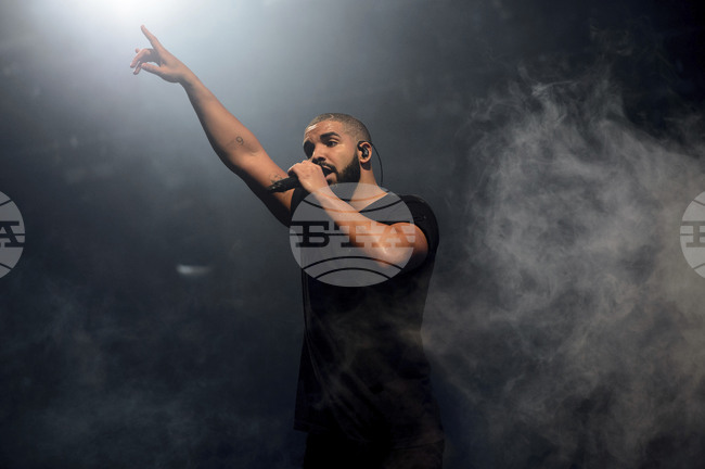 Британската рок група „Слийп Тоукън“ оглави за първи път класацията на „Билборд“ с албума Even in Arcadia