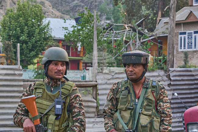 Индия обяви, че трима цивилни са загинали при пакистански артилерийски обстрел