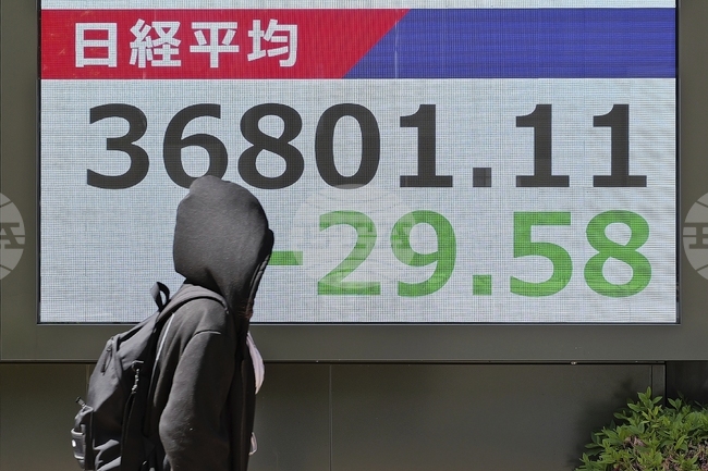 Притеснения за йената доведоха до спад на фондовата борса в Токио, след като индексите на Уолстрийт затвориха без ясна посока