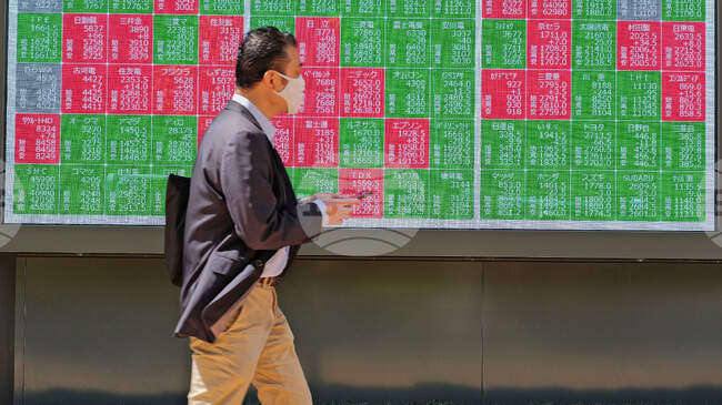 Водещият индекс в Токио се срина след поевтиняване на технологичните акции и ръст на японската инфлация, Уолстрийт също закри със спад
