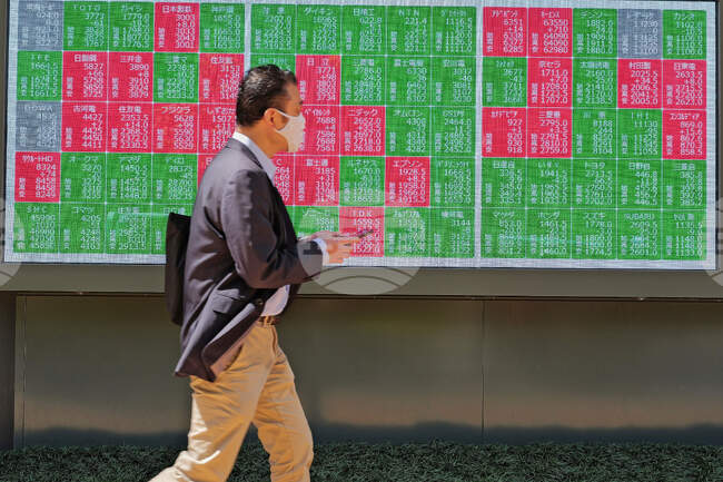 Водещият индекс в Токио се срина след поевтиняване на технологичните акции и ръст на японската инфлация, Уолстрийт също закри със спад