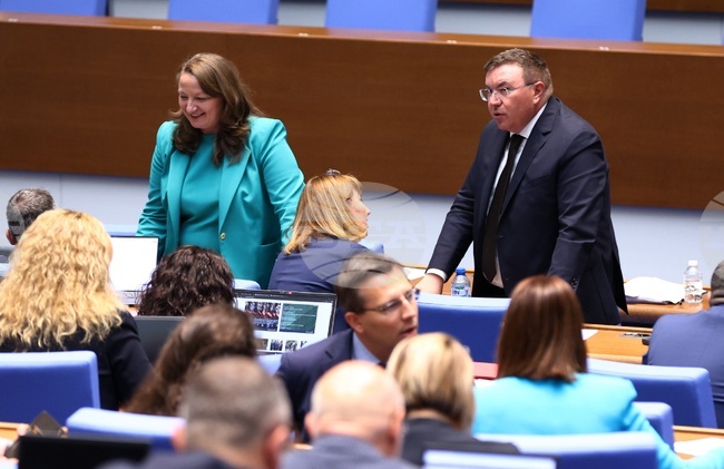 Нашата цел не е да правим революции, а подобрения, каза Деница Сачева за Пътната карта за усъвършенстване на пенсионната система