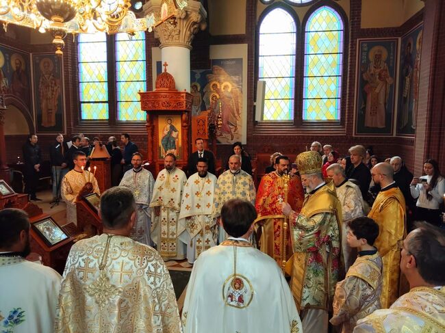 В Берлин посрещнаха частица от мощите на св. Николай Мирликийски Чудотворец и отбелязаха 20-годишнината на храм „Св. цар Борис Покръстител”