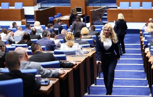 Парламентът ще разгледа исканията на и.ф. главен прокурор за сваляне на имунитетите на общо шестима народни представители 