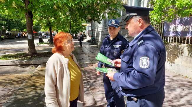Полицейски служители от Районно управление Нови пазар направиха срещи с възрастни хора, за да ги предупредят за нови схеми за измама