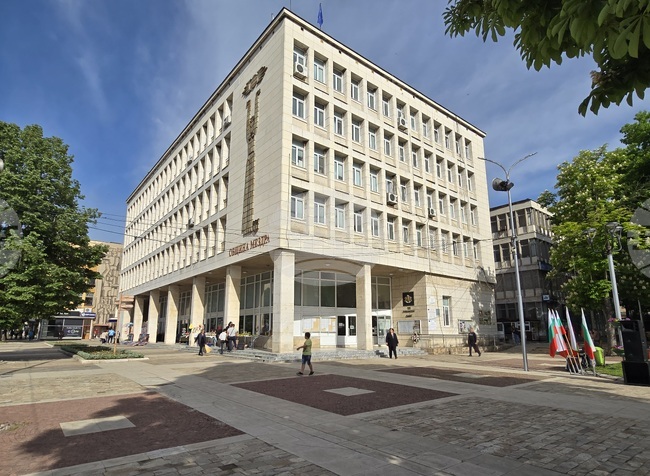 Изложба с петнадесет цветни фотографии на природни пейзажи е представена в Мездра