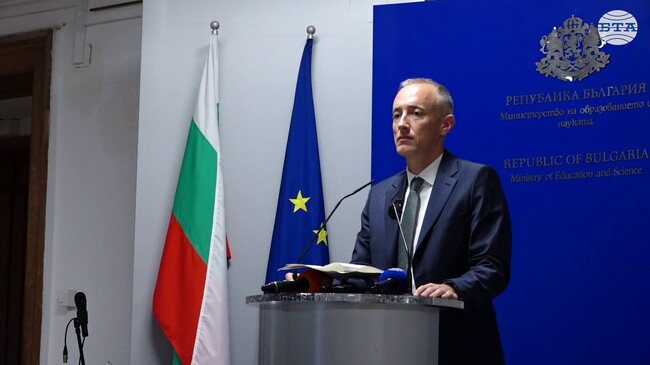 Религия няма да се учи задължително, а ще има избор между програми и едната от тях е "Добродетели и етика", каза министър Красимир Вълчев